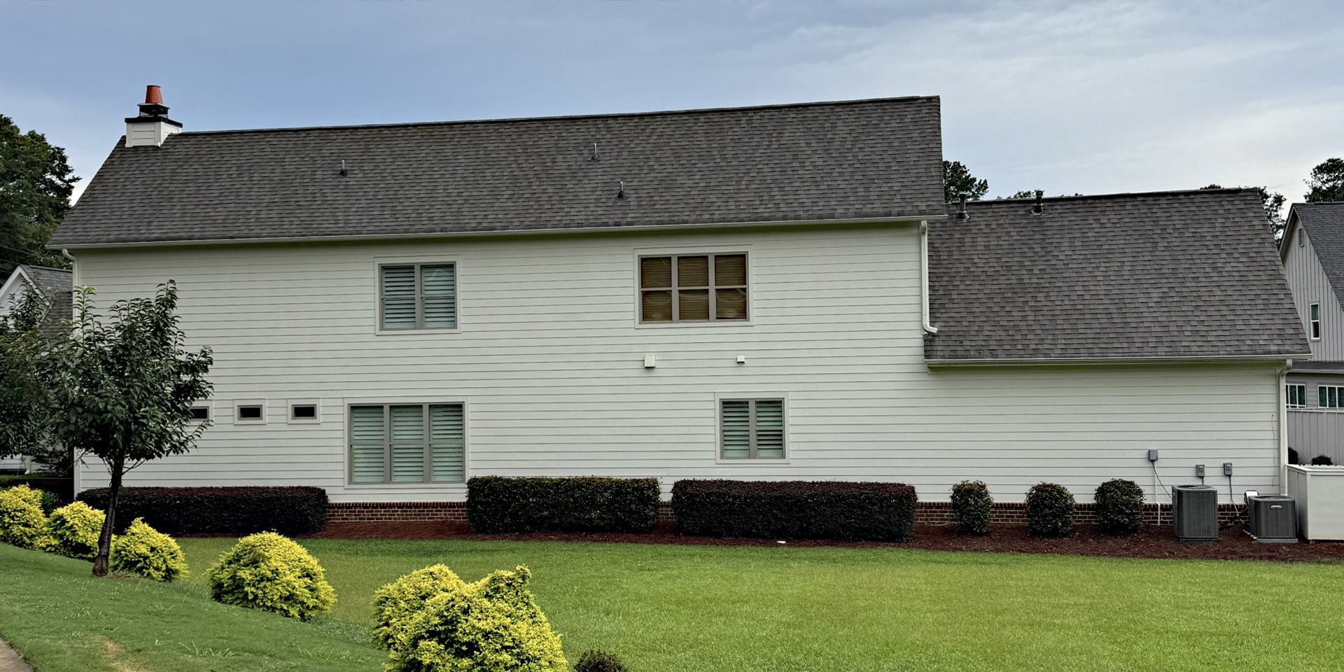 Clean, streak-free roof shingles after low-pressure cleaning